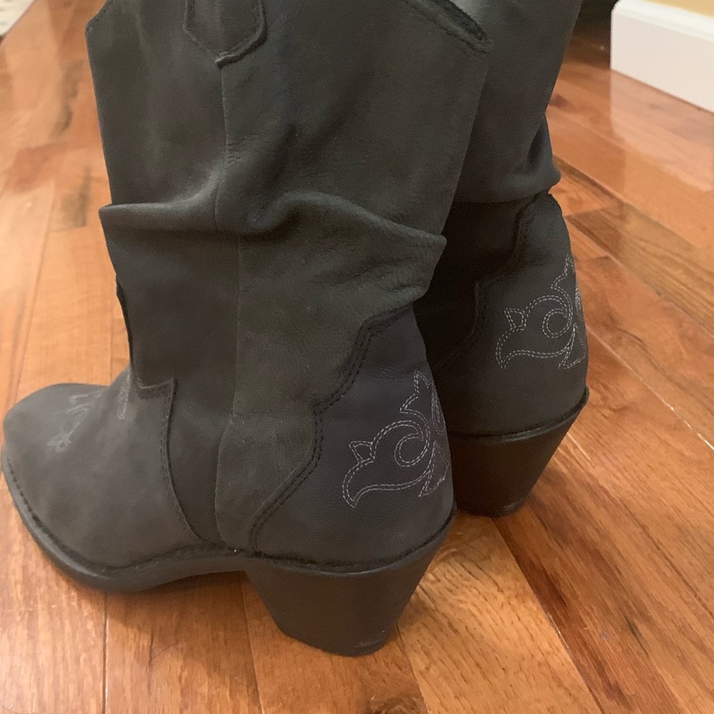 Leather “short style” cowgirl boots.